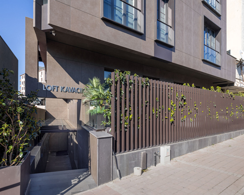 In a very central location in Kavacık, very close to main transportation axes and public transportation.